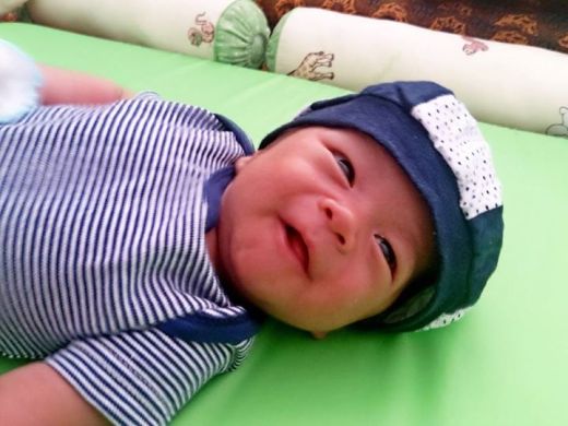 Bastian, sebulan sesudah bisa menyusu. Mukanya pipi semua. Hahaha