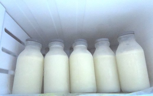 Stok ASIP di rumah yang dipompa pakai Philips Avent Breast Pump Manual. Lumayan buat bekal Bastian selama saya bekerja.