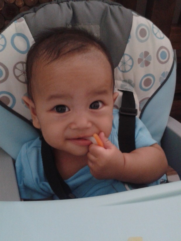 Bastian mulai makan sendiri