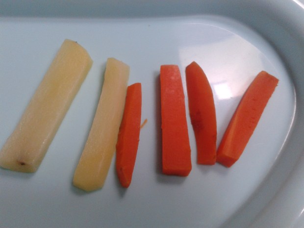 Dengan BLW, makanan dipotong untuk mudah digenggam (finger food).