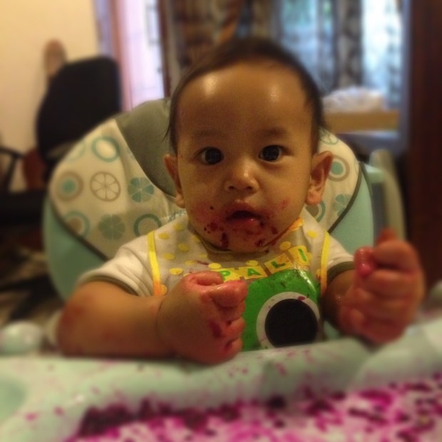 #BabyBoy makan buah Naga sendiri. Belepetan! Tapi seru liatinnya. BLW emang bikin anak mandiri makan :D
