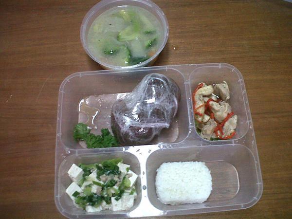 Diet ketat. Makan secuprit banget. Kadang nasinya aja nggak dimakan karena takut gendud dari karbao. Padahal kita tetap butuh karbo dengan porsi yang tepat.