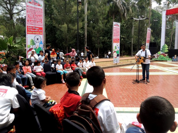 Semua mendengarkan dongeng Kakak Hendra yang memukau.
