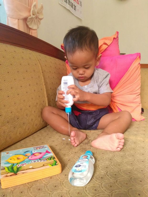 Kaalo di rumah juga senang pijat-pijatan.