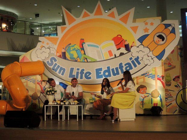 Talk show tentang bagaimana menjadi orang tua menjadi sahabat buat anak. Materinya bagus banget. Nanti dbiuatka pos terpisah deh. Btw Teuku Zacky ganteng amat yaaaks :P Hihihi