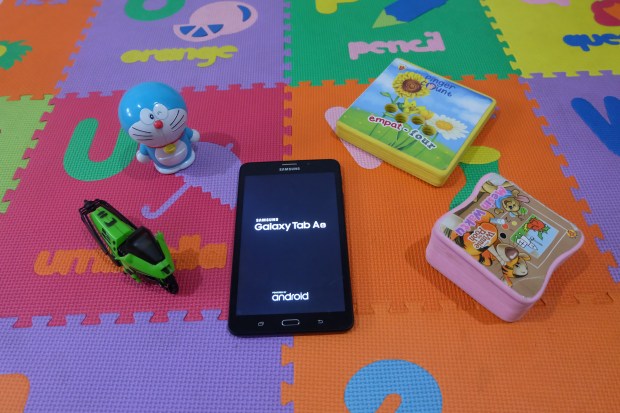 Should we give gadget to our kids?