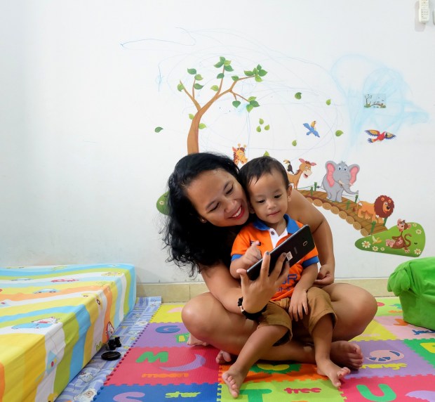 Mendampingi Basti main dengan Samsung Galaxy Tab A -nya.