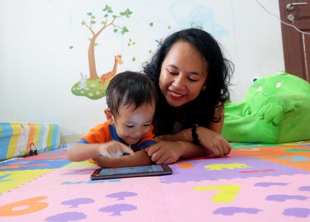 Kegiatan mewarnai bersama. Paperless. Sayang bumi nih ;)