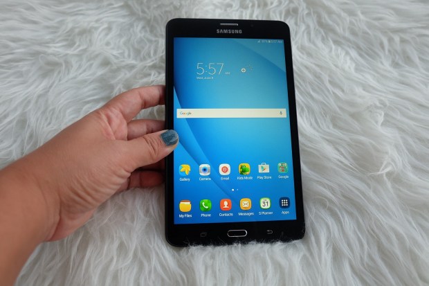 Samsung Galaxy Tab A6 memiliki kamera depan dan belakang dengan resolusi 5MP AF (auto focus)