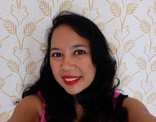 Menggunakan VOV Maxmini Cover Cushion, menutup flek di wajah dengan sempurna, bikin keliatan fresh dan awet banget! Laaaf